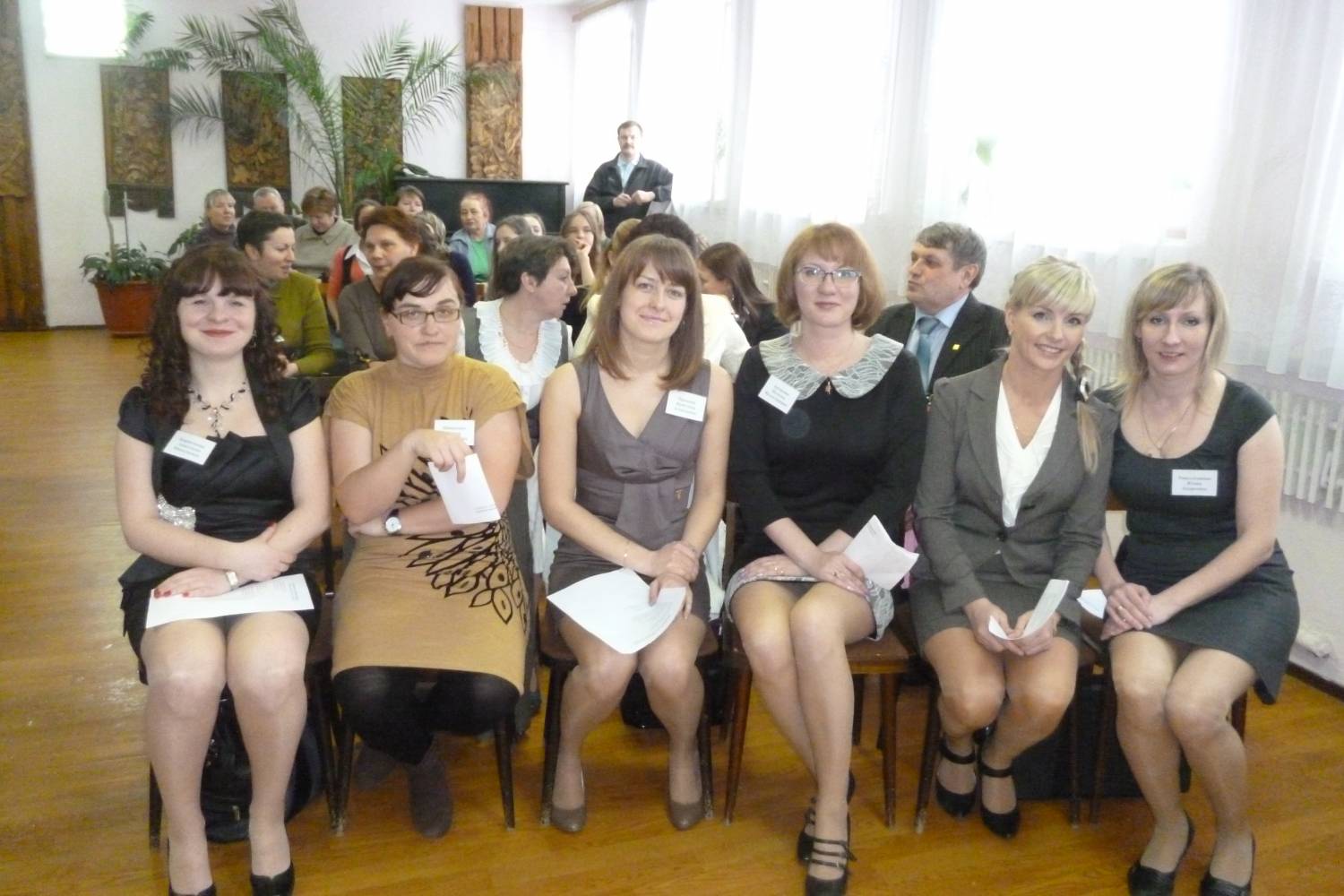 Женщины в школе на собрании